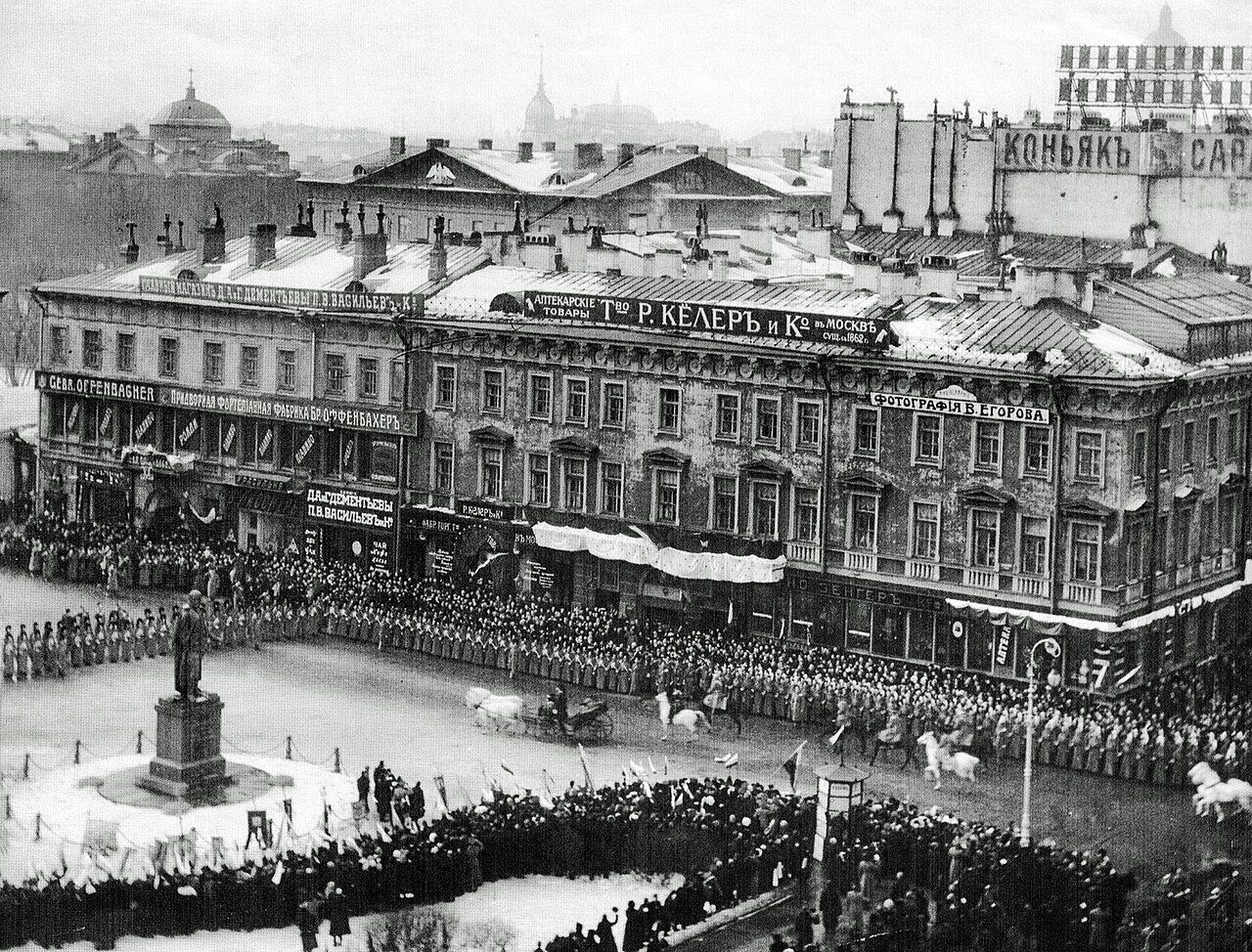Казанская площадь, 1913 год — другое событие, тридцать семь лет спустя. Фото Карла Буллы