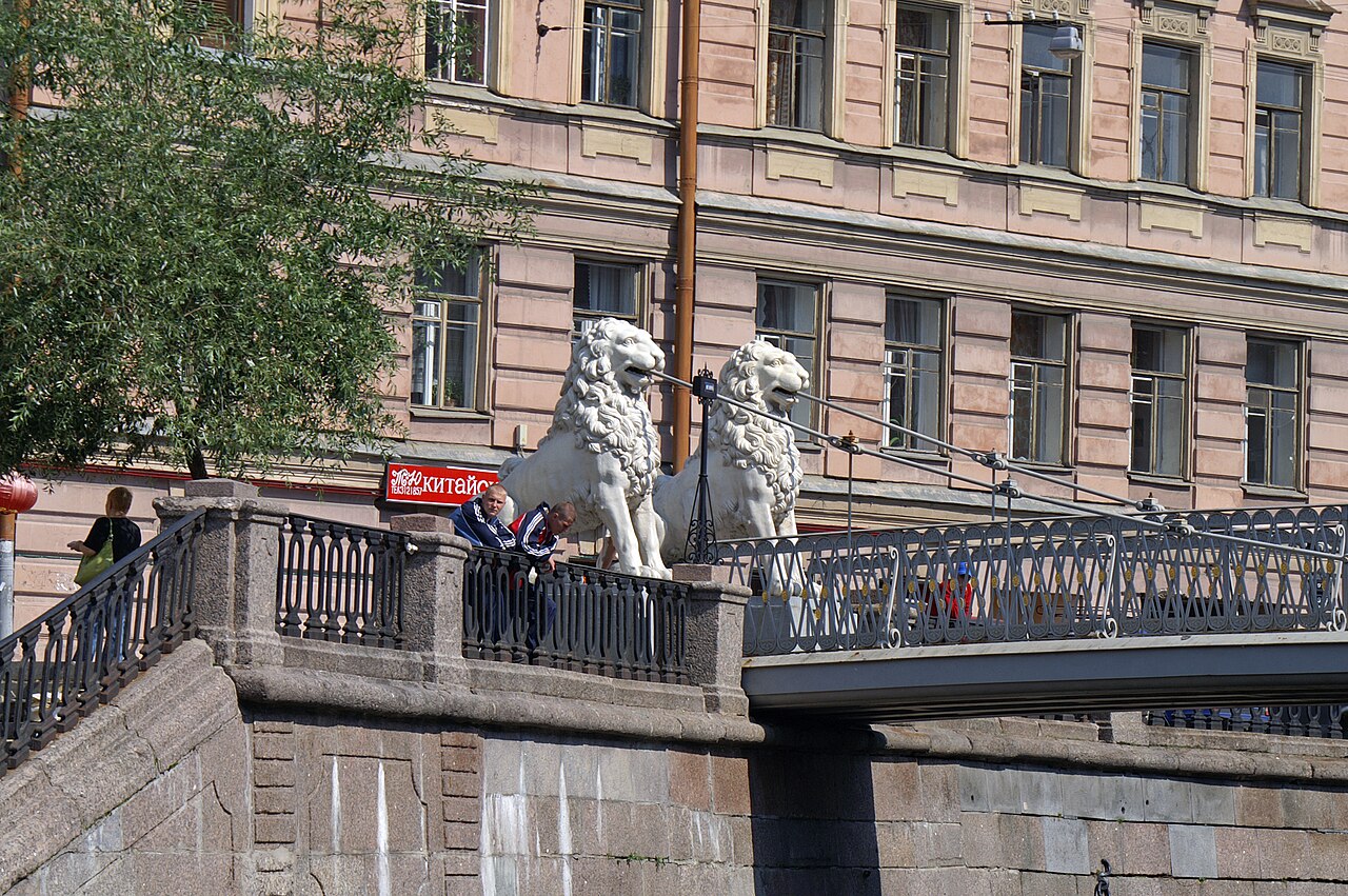 Львиный мост со стороны набережной. Фото Heidas, 2005